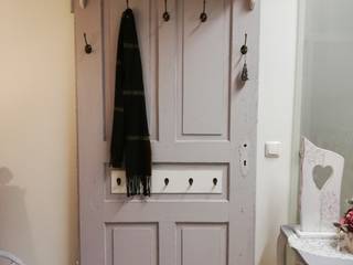 Landhaus Garderobe, Shabby, Alte Türe, Alfreds Gschäft Alfreds Gschäft Коридор, прихожая и лестница в стиле кантри