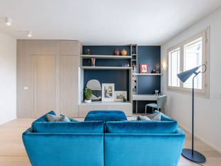 Archifacturing: Trasformazione dell'appartamento in una casa funzionale ricca di dettagli, colori contrastanti e cabina armadio, Archifacturing Archifacturing Modern living room لکڑی Blue
