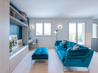 Archifacturing: Trasformazione dell'appartamento in una casa funzionale ricca di dettagli, colori contrastanti e cabina armadio, Archifacturing Archifacturing Salones de estilo moderno Tablero DM Azul