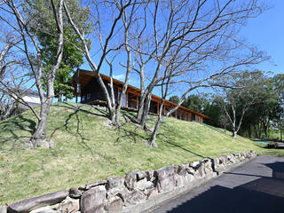 丘上の平屋 -ひとつ屋根の下-, HAMADA DESIGN HAMADA DESIGN Multi-Family house Wood Wood effect