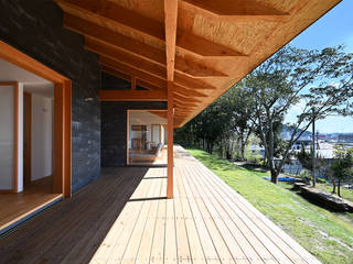 丘上の平屋 -ひとつ屋根の下-, HAMADA DESIGN HAMADA DESIGN بلكونة أو شرفة خشب Wood effect