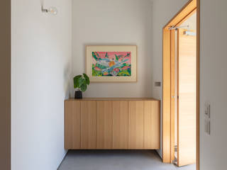 山林の家, HAMADA DESIGN HAMADA DESIGN Corredores, halls e escadas escandinavos Madeira maciça Multi colorido