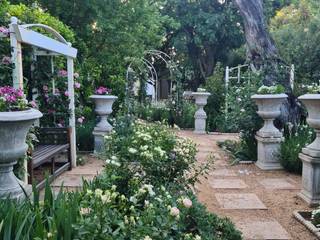 CLASSIC ROSE GARDEN, Young Landscape Design Studio Young Landscape Design Studio Jardines de estilo colonial