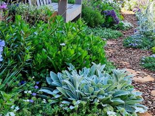 Small Townhouse English Townhouse garden installation, Young Landscape Design Studio Young Landscape Design Studio Wiejski ogród