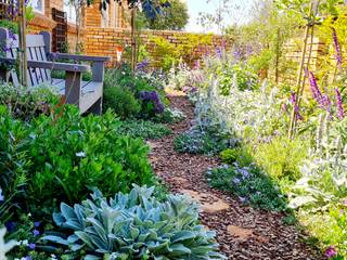 Small Townhouse English Townhouse garden installation, Young Landscape Design Studio Young Landscape Design Studio Country style garden