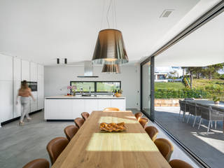 Open Space - Kitchen and Dinning area Pascal Millasseau Construction Moderne keukens kitchen dinning area open space modern elegant villa house wood sunlight