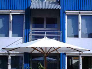 Freistehendes Büro- und Wohngebäude, Junker Architekten Junker Architekten Ruang Komersial Kayu Blue