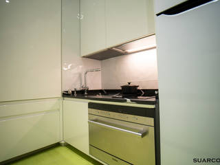 Cocina pequeña Blanca moderna con Altura Especial, Suarco Suarco Cocinas pequeñas