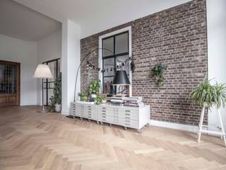 Visgraat tapis parket vloer in monumentaal pand., Wood! by Vorselaars Wood! by Vorselaars Industriële woonkamers Hout Hout