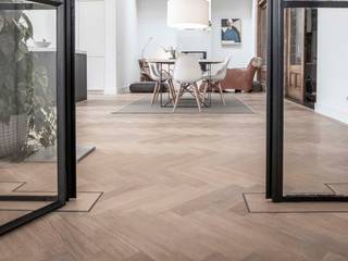 Visgraat tapis parket vloer in monumentaal pand., Wood! by Vorselaars Wood! by Vorselaars Industriële eetkamers Hout Hout