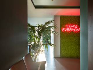 VERVE, Flussocreativo Design Studio Flussocreativo Design Studio Modern Corridor, Hallway and Staircase Green