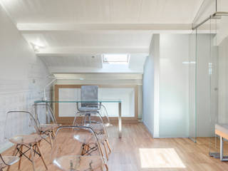 SMALL ATTIC OFFICE | UFFICIO IN MANSARDA, DomECO DomECO Modern Study Room and Home Office