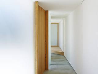 上原の家-uehara, 空間建築-傳 空間建築-傳 Asian style corridor, hallway & stairs Grey