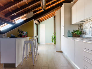 La cucina: il cuore pulsante della casa, Gilardi Interiors on Staging Gilardi Interiors on Staging システムキッチン タイル