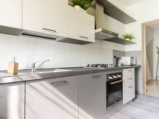 Una cucina lunga e stretta con tanto carattere, Gilardi Interiors on Staging Gilardi Interiors on Staging 小さなキッチン エンジニアリングウッド 透明