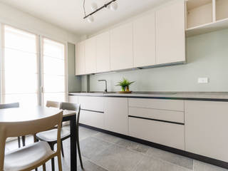 Una cucina moderna e funzionale con doppia colonna e tavolo da pranzo, Gilardi Interiors on Staging Gilardi Interiors on Staging システムキッチン タイル