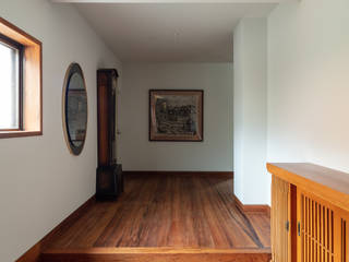 心柱の家, SQOOL一級建築士事務所 SQOOL一級建築士事務所 Eclectic style corridor, hallway & stairs Wood Brown