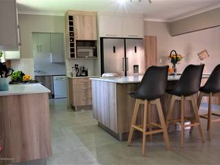 Neutral Two-tone Kitchen, Ergo Designer Kitchens & Cabinetry Ergo Designer Kitchens & Cabinetry Built-in kitchens Engineered Wood Wood effect