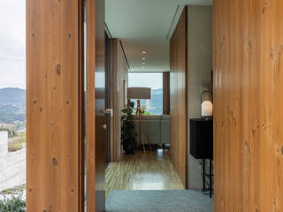 Casa na Colina - SHI Studio Interior Design , ShiStudio Interior Design ShiStudio Interior Design Eclectic style corridor, hallway & stairs