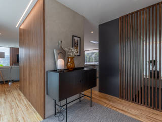 Casa na Colina - SHI Studio Interior Design , ShiStudio Interior Design ShiStudio Interior Design Eclectic style corridor, hallway & stairs