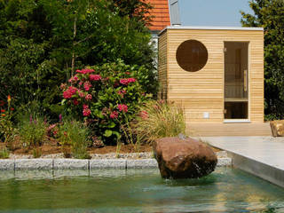 Design-Saunahaus - Gartensauna mit Bullaugenfenster , SQUARE Saunahaus SQUARE Saunahaus Modern spa Wood Wood effect