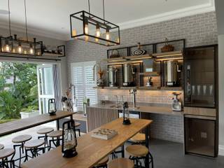 A stylish home brewery, CKW Lifestyle Associates PTY Ltd CKW Lifestyle Associates PTY Ltd 모던스타일 거실 솔리드 우드 멀티 컬러