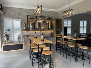 A stylish home brewery, CKW Lifestyle Associates PTY Ltd CKW Lifestyle Associates PTY Ltd 모던스타일 거실 솔리드 우드 멀티 컬러