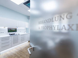 Modernidad e higiene en una acogedora clínica dental con superficies HIMACS, HIMACS - LX Hausys HIMACS - LX Hausys Espacios comerciales
