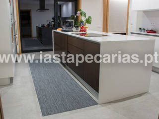 Casa Particular, Perafita, IAS Tapeçarias IAS Tapeçarias Cocinas de estilo moderno Textil Ámbar/Dorado