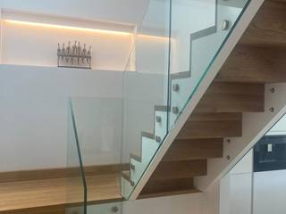 Balustrade in Watford, Scanda Window and Door services Ltd Scanda Window and Door services Ltd درج زجاج