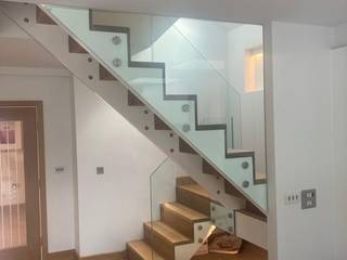 Balustrade in Watford, Scanda Window and Door services Ltd Scanda Window and Door services Ltd درج زجاج