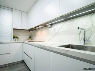 Cocina blanca moderna con zona de columnas, Suarco Suarco Cocinas integrales