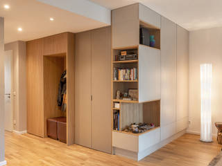 Apartment in Berlin, CONSCIOUS DESIGN - Interiors by Nicoletta Zarattini CONSCIOUS DESIGN - Interiors by Nicoletta Zarattini Koridor & Tangga Minimalis Kayu Beige