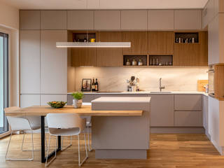 Apartment in Berlin, CONSCIOUS DESIGN - Interiors by Nicoletta Zarattini CONSCIOUS DESIGN - Interiors by Nicoletta Zarattini Built-in kitchens Wood Wood effect