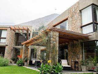 Casa de cieneguilla, SEBASTIANI ARCHITECTURE SEBASTIANI ARCHITECTURE บ้านสำหรับครอบครัว หิน