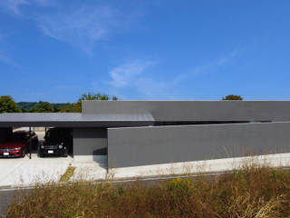 「中庭を囲む贅沢な空間」平屋のガレージハウス, kisetsu kisetsu 木造住宅 灰色