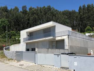 Casa em Calvos, Guimarães, Daniel Félix Arquitectos Daniel Félix Arquitectos Moradias Betão armado Branco