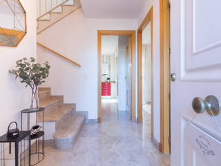 Home Staging Castilleja de la Cuesta, Realzo Realzo Pasillos, vestíbulos y escaleras de estilo moderno