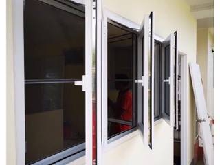 หน้าต่าง-บานเปิด upvc, ร้าน ชัยดล ยูพีวีซี ประตู-หน้าต่าง Upvc พัทยา ระยอง ชลบุรี ร้าน ชัยดล ยูพีวีซี ประตู-หน้าต่าง Upvc พัทยา ระยอง ชลบุรี Finestre & Porte in stile classico Plastica Bianco