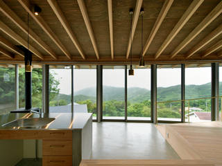 佐田岬の家, 間工作舎 間工作舎 Modern dining room Solid Wood Multicolored