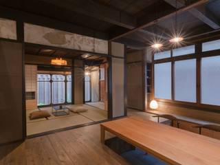 京都五条町屋改修プロジェクト, 間工作舎 間工作舎 Minimalist dining room Solid Wood Multicolored