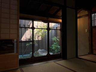 京都五条町屋改修プロジェクト, 間工作舎 間工作舎 Minimalist corridor, hallway & stairs Wood Wood effect