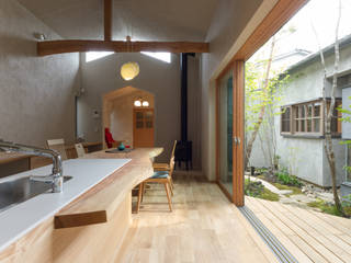 藤井寺の家, 間工作舎 間工作舎 Cocinas de estilo moderno Madera maciza Multicolor