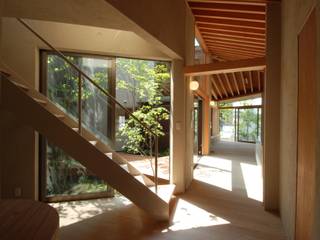 箕面の家, 間工作舎 間工作舎 Modern Corridor, Hallway and Staircase Solid Wood Multicolored