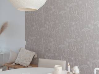 Paper Meadow wallpaper in 'mallow' by Hannah Nunn, a grey/pink, botanical wall covering with meadow seed heads and grasses Active, Hannah Nunn Hannah Nunn غرفة المعيشة