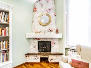 Camino rivestito con carta da parati Angela Archinà Progettazione & Interior Design Living room Fireplaces & accessories