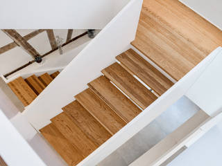 Moderne Treppe mit Podest und brüstungshohen Wangen, Holzmanufaktur Ballert e.K. Holzmanufaktur Ballert e.K. Treppe