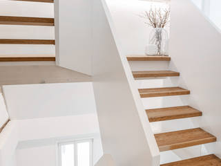 Moderne Treppe mit Podest und brüstungshohen Wangen, Holzmanufaktur Ballert e.K. Holzmanufaktur Ballert e.K. Treppe