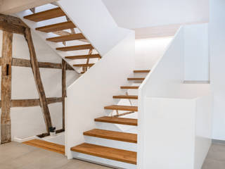 Moderne Treppe mit Podest und brüstungshohen Wangen, Holzmanufaktur Ballert e.K. Holzmanufaktur Ballert e.K. Stairs