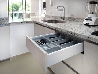 Remodela tu apartamento en Santa Marta, Remodelar Proyectos Integrales Remodelar Proyectos Integrales Moderne Küchen Granit Weiß